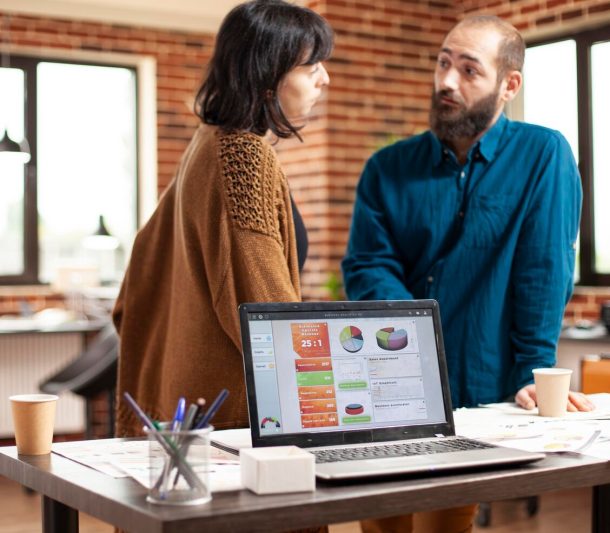 laptop-shows-market-analysis-office_482257-119265